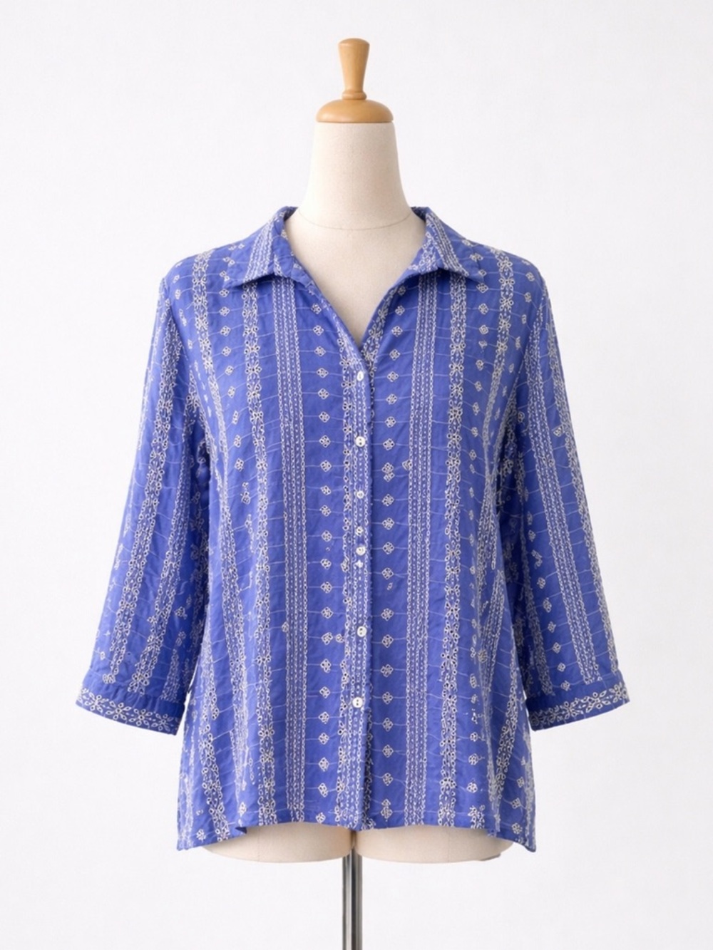 🌼 3/$15 Ultra Pink Embroidered Eyelet Button Down Shirt - Medium